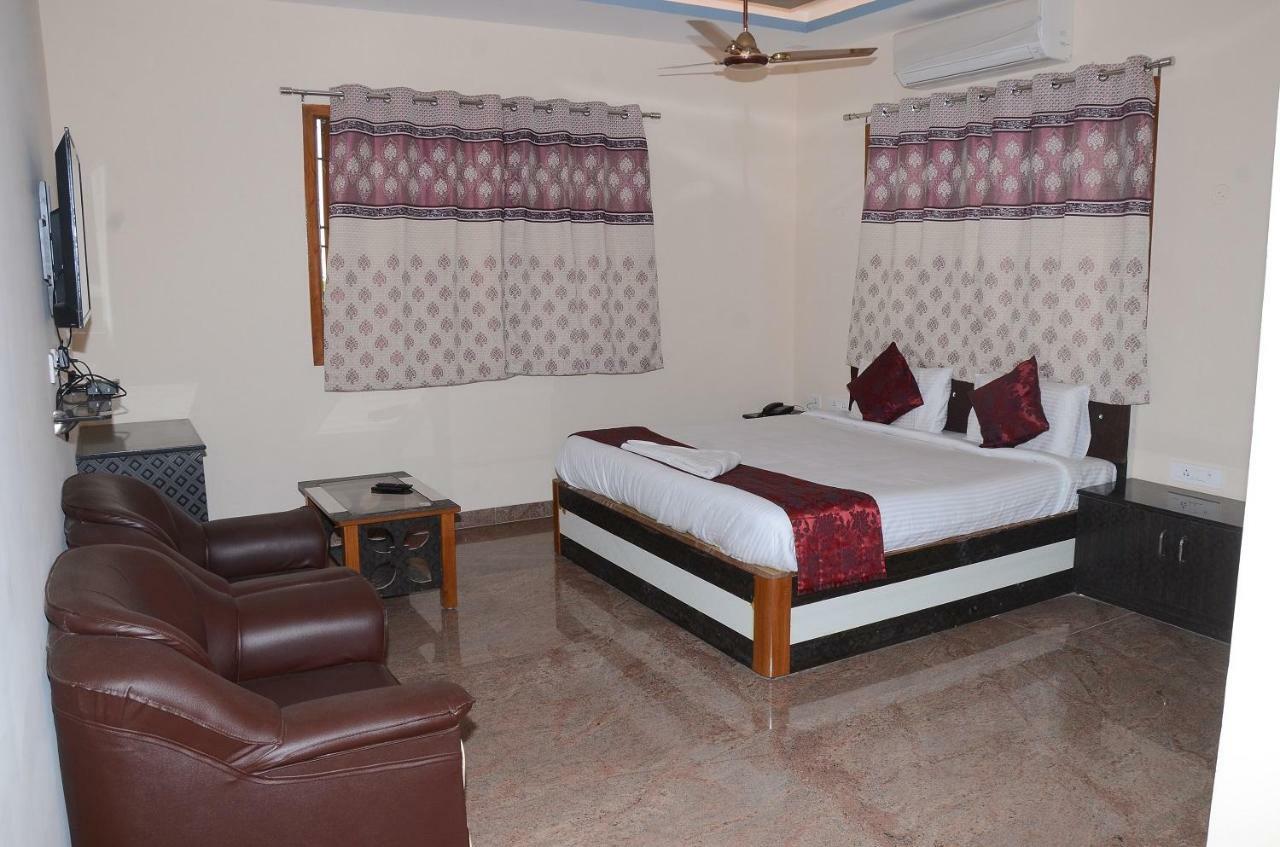 Sri Thilagavathy Hotel Tiruchirappalli Zewnętrze zdjęcie